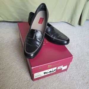 Munro Black Leather Women's Flats with Stitching